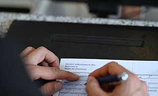 Das neue Gesetz zum Bürokratieabbau betrifft auch die Meldezettel bei Hotelübernachtungen. (Symbolbild) - Katharina Kausche/dpa