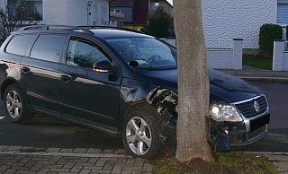 Der VW nach dem Unfall. - Polizei Minden-Lübbecke