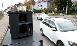 Das Ordnungsamt hat nach dem tödlichen Unfall an der Detmolder Straße Blitzer Bernhard an der Straße aufgestellt. Das Ergebnis ist moderat. - Jens Reichenbach