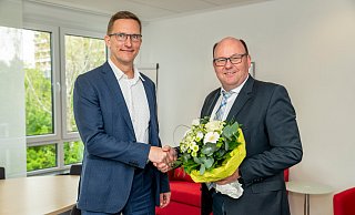 Neu an der Spitze der Kreiskliniken Herford-Bünde ist Andreas Schroeder, der selbst Facharzt für Innere Medizin ist und die Aufgabe des Medizinischen Vorstands übernimmt. Thomas Breidenbach begrüßte ihn mit einem Blumenstraße. - Kreiskliniken Herford-Bünde