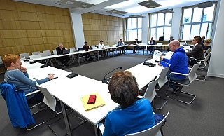 Jeder zweite Platz blieb frei: Der Sport- und Schulausschuss verteilte sich im Sitzungssaal des Rathauses gemäß der Vorgabe des Ältestenrats. Die zwei Meter Abstand maß aber niemand nach. Der Ausschussvorsitzende Lars Nockemann demonstrierte mit blauen Handschuhen den Ernst der Lage. - Barbara Franke