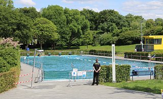 Sämtliche Schwimmbecken sind eingezäunt, an jedem stehen Sicherheitsleute, um den Abstand im und neben dem Wasser zu gewährleisten. - Moritz Jülich