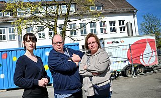 Lehrer und Unterricht sind top, aber das Gebäude mangelhaft: Georgina Goutzios (v.l.), Florian Renner und Bärbel Renner-Sinz vor der Bielefelder Ernst-Hansen-Schule. - Barbara Franke