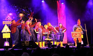 Bodo mit dem Bagger baggert sich durch Höxter – und das Schlosstheater-Ensemble tanzt und singt dazu. Auf der Bühne stehen Birgit Auel, Mara Göke, Xenia Heidebrecht, Sophia Kirch, Maria Sievers, Carina Stickel, Thomas Golücke, Sebastian Hegener, Martin Klinkemeier, Sergej Rau, Björn Schwarzer und Björn Tegeler. - Simone Flörke