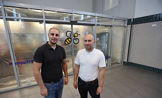 Dimitrij Nikulicev (l.) und Orhan Bro gestalten derzeit die Ladenfläche im Bahnhof um, damit sie auch weiterhin Ankermieter der Stadt sein können und die Kunden in den Bahnhof locken. - Nicole Sielermann