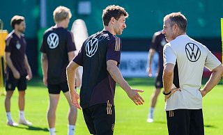 Thomas Müller (l) bekommt von Bundestrainer Hansi Flick viel Lob. - Julian Stratenschulte/dpa