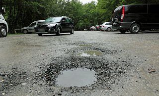 Der Parkplatz des Herforder Tierparks weist tiefe Schlaglöcher auf. Bei Regenwetter verdrecken Schuhe und Fahrzeuge schnell. - Frank-Michael Kiel-Steinkamp