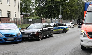 Unfall auf der Bundesstraße: Bei der Kollision zweiter Autos wurde ein Mensch leicht verletzt. Der Verkehr staute sich am Freitagmittag stadteinwärts bis über die Ampel der B 64. - Simone Flörke