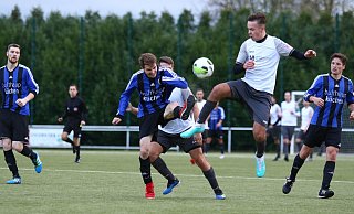 17 Mannschaften und viele umkämpfte Duelle in der Kreisliga A: Dabei wird es auch die Neuauflage zwischen dem SC Enger mit Julian Schell und der Spvg. Hiddenhausen (l. Marcel Müller) geben. - Yvonne Gottschlich