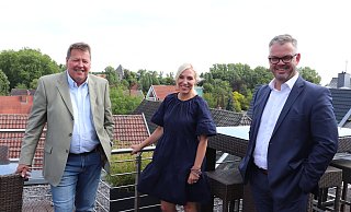 Ronald Hurmann (l.), Simone Conrad und Thomas Theilmeier-Aldehoff stellen über den Dächern von Rheda das abschließende Wahlprogramm vor. - Marion Pokorra-Brockschmidt