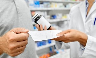 Die Staatsanwaltschaft geht davon aus, dass Verschreibungen aus der Apotheke des Angeklagten weitergegeben wurden, um die Unterschriftenliste zu füllen. - Symbolfoto: picture alliance / Zoonar