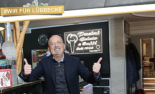 Niemand kann jetzt ein Eis im Straßencafé genießen. Fabio Pacini macht mit bei der Aktion „Vorfreude-Gutscheine“. - Foto Pescht