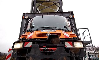 Bereit für den Einsatz: Dieses Streufahrzeug kommt im Glätte- oder bei Schneefall vorwiegend im Süden der Gemeinde zum Einsatz. Im Hintergrund ist das Streusalz-Silo. - Niklas Krämer