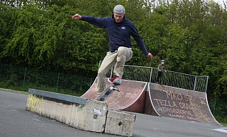 Kai Danielmeier springt über eines der beiden Betonteile, welche die Skater vor neun Jahren selbst aufgestellt haben. - Anne Neul