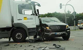Der Transporterfahrer wurde schwer verletzt, der Mercedesfahrer leicht. - Heiko Kaiser