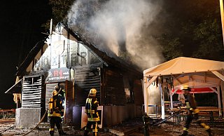 Feuer im R 1: Die Flammen zerstörten das kleine Ausflugslokal an der Weser. - Simone Flörke