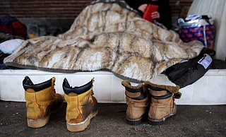 Die Schuhe zweier Obdachlosen stehen vor dem Schlaflager. 400 Wohnungslose hat allein die Stadt derzeit in ihren Einrichtungen untergebracht. Viele bleiben aber auch draußen. - Symbolfoto: picture alliance