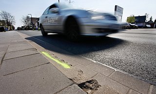 In den Schulferien wird die Stadt die Manöverschäden in der Verler Ortsdurchfahrt reparieren lassen. - Roland Thöring