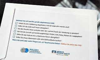 Die Volksbank Mindener Land packt Geld bei der Barauszahlung neuerdings in solche speziellen Warnumschläge. - Kerstin Rickert