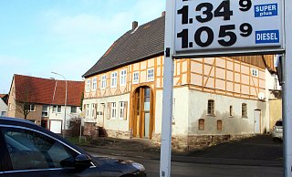 Das Gebäude gegenüber dem Autohaus in Borgholz soll abgerissen werden, damit dort eine Waschanlage gebaut werden kann. - Burkhard Battran