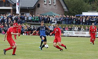 Vor mehr als 1.000 Zuschauern wollte auch Uwe Hünemeier ein Tor zum Offensivfestival des SCP beisteuern. - Jochem Schulze