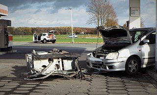 An der Zapfsäule und dem Unfallauto entstand laut Paderborner Polizei Totalschaden. - Polizei Paderborn