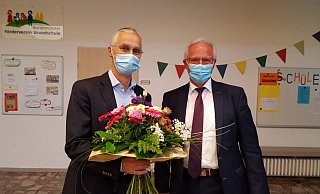 Der scheidende Bürgermeister Robert Klocke (r.) gratulierte mit einem Blumenstrauß seinem Nachfolger im Amt, Josef Suermann.Foto: David Schellenberg - David Schellenberg