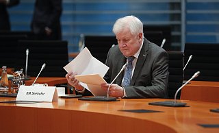 Minister Seehofer hat insgesamt 17 unbegleitete Minderjährige nach NRW geschickt. - picture alliance / ASSOCIATED PRESS