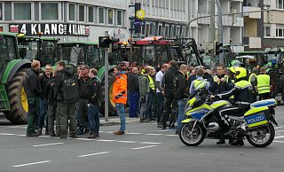 Die Landwirte legten mit rund 300 Traktoren das Paderborner Westerntor lahm. - Ralph Meyer