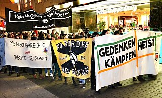 Gut 300 Antifaschisten haben am Freitagabend der Opfer des Nationalsozialismus gedacht. - Barbara Franke