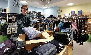 Thorsten Lehmkühler betreibt das Geschäft für faire Mode, "Fairticken." - Wolfgang Rudolf