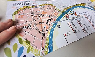 Der kleine Faltplan des LGS-Geländes soll noch um wichtige Hinweise zur Barrierefreiheit ergänzt werden, kündigte Claudia Koch an. - Simone Flörke