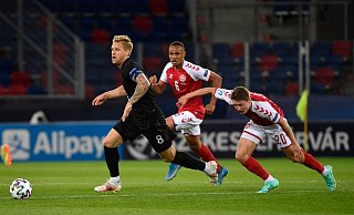 Arminias Arne Maier (v.l.) in Aktion gegen die dänischen Spieler Nikolas Nartey und Magnus Kofod Andersen. - picture alliance/dpa