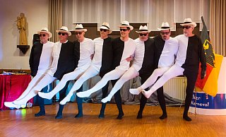 Das Männerballett "Die Bonifettis" lässt in Schwarzweiß die Beine fliegen. - Ralf Bittner