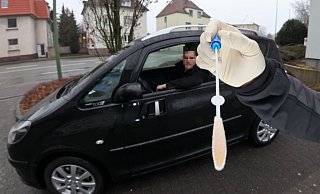 Drogenschnelltest der Polizei: In der Hand hat der Polizeibeamte einen Speichel-Probenaufnehmer den der Verdächtgite 30 Sekunden in den Wangentaschen hin- und herbürsten muss. - Andreas Zobe