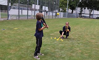 Die Kinder beim Baseballcamp üben, wie sie den Baseball am besten mit dem Schläger treffen. - Alexandra Golfinger