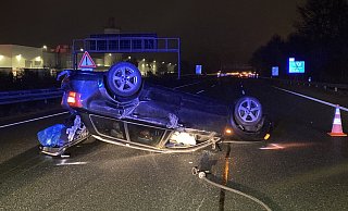 Der Fahrer eines Audi wurde leicht verletzt nachdem sein Fahrzeug durch den Unfall auf dem Dach landete und noch ungefähr 150 Meter über die Fahrbahn rutschte. - Thorsten Heß