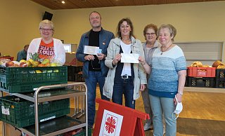 Der Verein „Fortuna SHS“ spendet der Caritas-Aktion „Warenkorb“ Geld. Bei der Scheckübergabe sind dabei Ruth Barlmeyer vom Warenkorb (v. l.), Wilhelm Gunkel und Natascha Erichlandwehr von Fortuna SHS sowie Ursula Weiss und Marlies Birkemeyer vom Warenkorb. - Marlene Zanotti