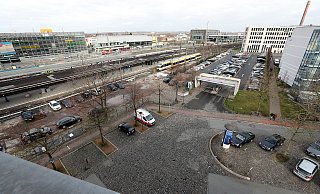 Zwei mögliche Standorte für die neue Radstation: Der Parkplatz neben der früheren Hauptpost (rechts) und der Übergangsstellplatz dort, wo die alte Station bereits abgerissen ist (links). - Wolfgang Rudolf