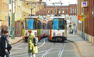 Auf der Nikolaus-Dürkopp-Straße standen mehrere Stadtbahnen hintereinander. Hier löst sich der Stau gerade wieder auf. - Christian Mathiesen