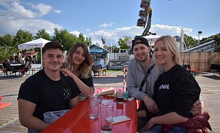 Ramon Pluta (v. l.), Laura Löhr, Daniel Zajonz und Lea Ernst stärken sich auf dem 2.000 Quadratmeter großen Foodcourt. - Julia Stratmann