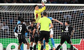 Die Spieler von Eintracht Frankfurt um Robin Koch (r) vermissten beim Gastspiel in Neapel die eigenen Fans. - Arne Dedert/dpa