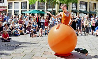 Veranstaltungen wie das Straßenkunstfestival „Hut ab!“ locken regelmäßig viele Besucher aus dem Umland nach Bielefeld. - Archivfoto: Barabara Franke