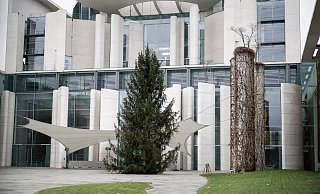Eine Tanne schmückt zur Weihnachtszeit das Bundeskanzleramt in Berlin. - Carsten Koall/dpa