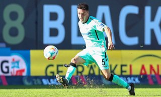 Wenn SCP-Akteur Marcel Mehlem Vollgas gibt, muss der Rasen schon mal leiden. Wie hier das allerdings auch nicht optimal gepflegte Grün des Rostocker Ostseestadions. - Imago Images