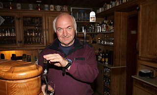 Zapft unverdrossen weiter: Wirt Jürgen Petrik aus Brenken. - Johannes Büttner