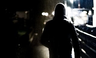 Die Polizei fahndet nach einem Mann, der in Bielefeld in einer Bank eine Kundin ausgeraubt hat. - Symbolfoto: Pixabay