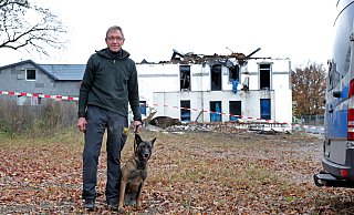 Polizeihauptkommissar Ralph Busse sucht mit seinem Diensthund Saphira nach Spuren von Brandbeschleuniger. - Frank-Michael Kiel-Steinkamp
