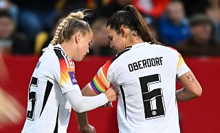 Giulia Gwinn (l.) trägt die Regenbogenbinde bei der EM - Sebastian Christoph Gollnow/dpa