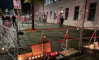 Der Bürgersteig vor dem jüdischen Gemeindezentrum an der Brunnenstraße ist nach dem versuchten Brandanschlag abgesperrt. - Sascha Meyer/dpa